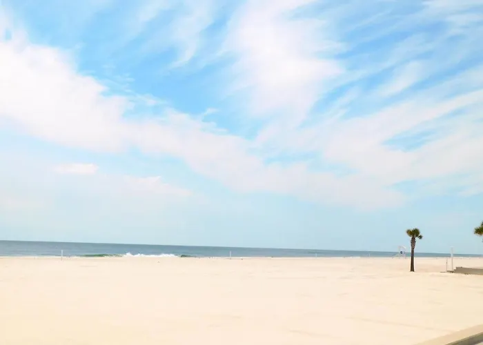 Budget Friendly Within Walking Distance To The Beach! *
